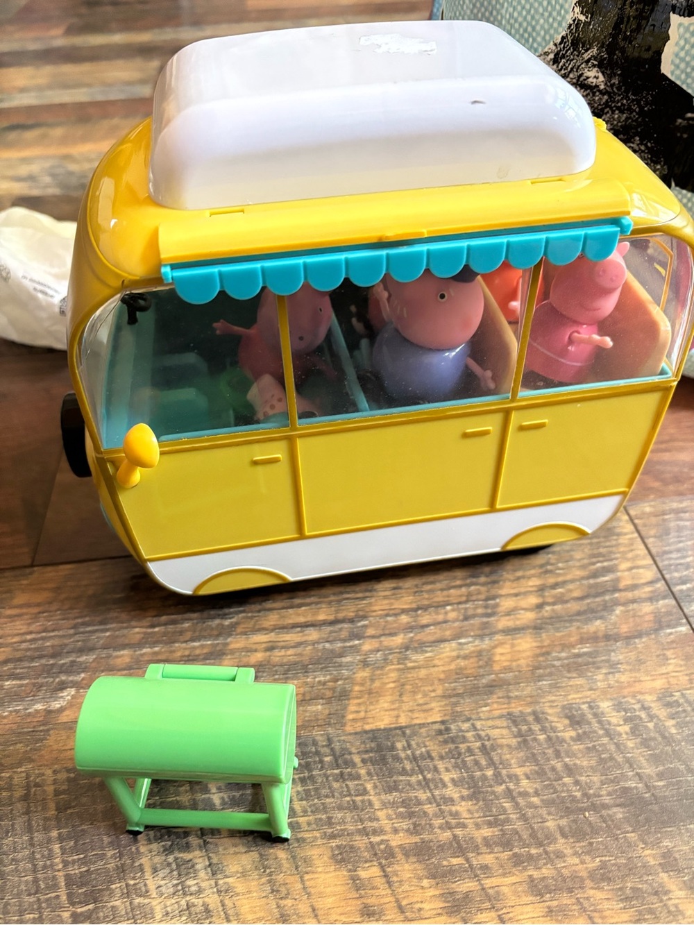 Peppa pig van + figures